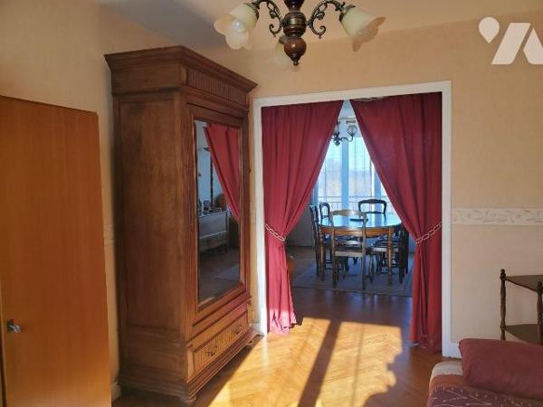 Maison à Vendre à Guéret (23000) en Creuse (23) comprenant : 
-	Sous-sol de garage (porte moto...