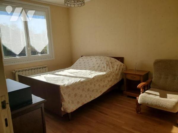 Maison à Vendre à Guéret (23000) en Creuse (23) comprenant : 
-	Sous-sol de garage (porte moto...