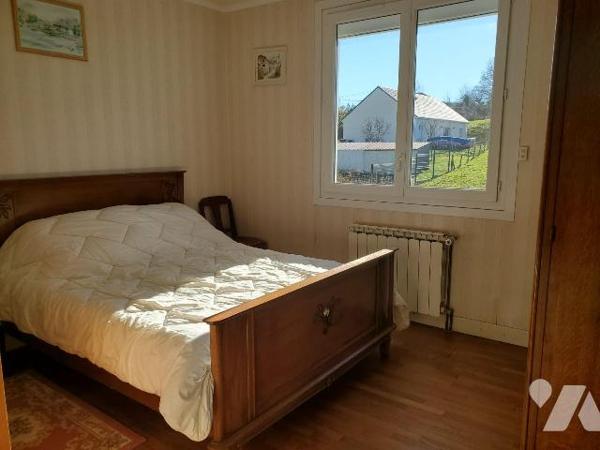 Maison à Vendre à Guéret (23000) en Creuse (23) comprenant : 
-	Sous-sol de garage (porte moto...