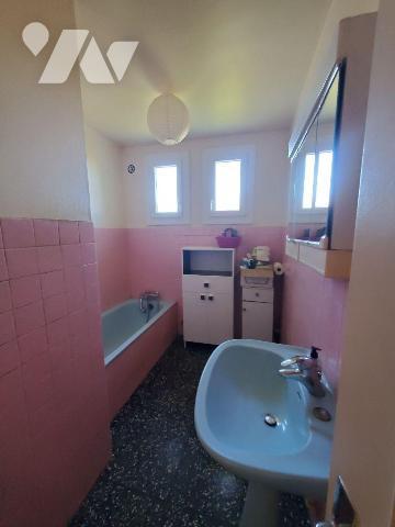 Maison à Vendre à Guéret (23000) en Creuse (23) comprenant : 
-	Sous-sol de garage (porte moto...