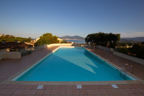 Appartement
         2 pièces
        - 32 m² 179 000 € *