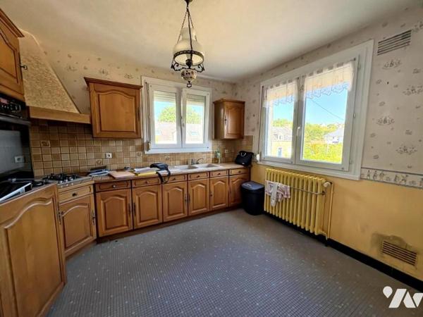 Maison d'habitation construite sur 2 niveaux et comprenant 3 chambres , sous-sol complet et terrain