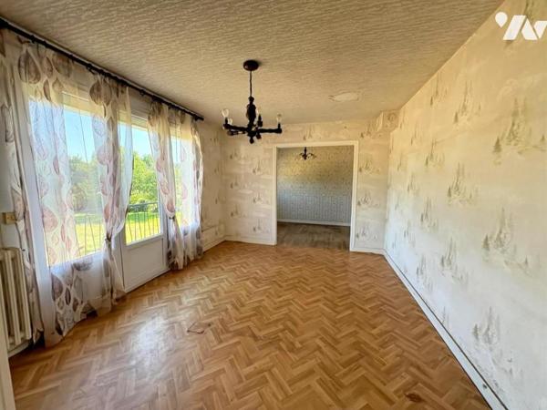 Maison d'habitation construite sur 2 niveaux et comprenant 3 chambres , sous-sol complet et terrain