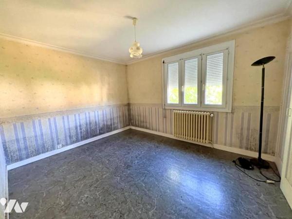 Maison d'habitation construite sur 2 niveaux et comprenant 3 chambres , sous-sol complet et terrain