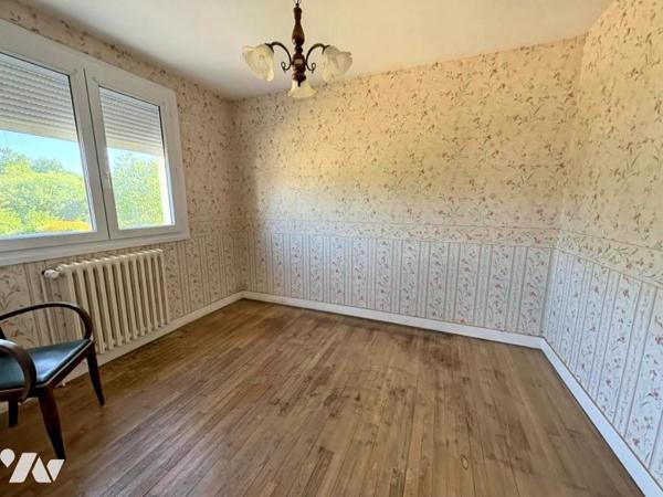 Maison d'habitation construite sur 2 niveaux et comprenant 3 chambres , sous-sol complet et terrain