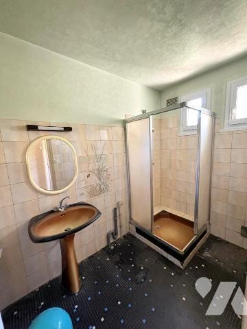 Maison d'habitation construite sur 2 niveaux et comprenant 3 chambres , sous-sol complet et terrain