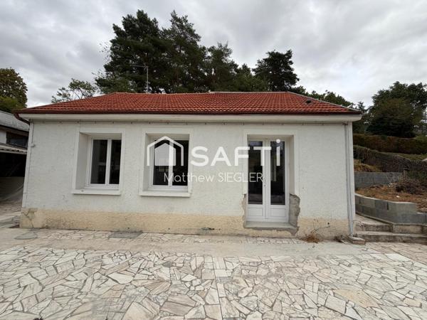 Maison de 80 m² avec 2 chambres, dépendance, atelier et 2 garages, dont un de 40 m² : un bien plein de potentiel pour réaliser votre projet.