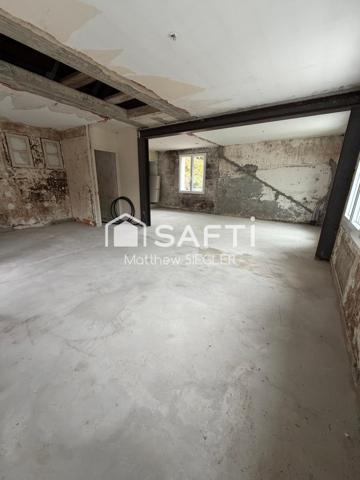 Maison de 80 m² avec 2 chambres, dépendance, atelier et 2 garages, dont un de 40 m² : un bien plein de potentiel pour réaliser votre projet.
