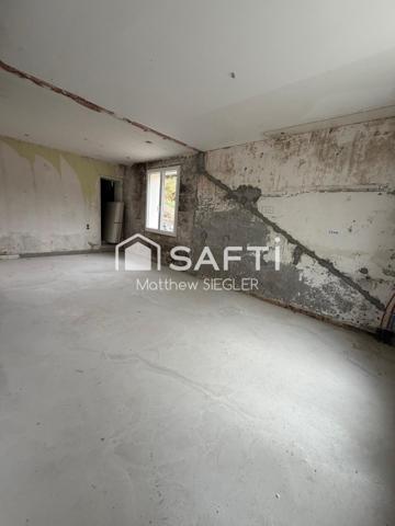 Maison de 80 m² avec 2 chambres, dépendance, atelier et 2 garages, dont un de 40 m² : un bien plein de potentiel pour réaliser votre projet.