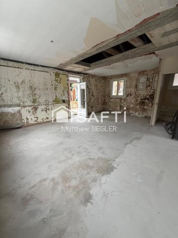 Maison de 80 m² avec 2 chambres, dépendance, atelier et 2 garages, dont un de 40 m² : un bien plein de potentiel pour réaliser votre projet.