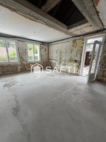 Maison de 80 m² avec 2 chambres, dépendance, atelier et 2 garages, dont un de 40 m² : un bien plein de potentiel pour réaliser votre projet.