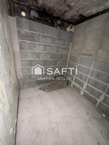 Maison de 80 m² avec 2 chambres, dépendance, atelier et 2 garages, dont un de 40 m² : un bien plein de potentiel pour réaliser votre projet.