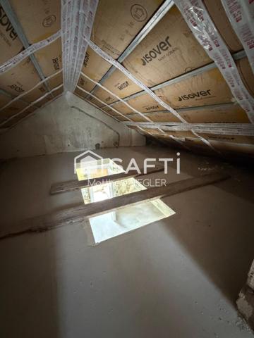 Maison de 80 m² avec 2 chambres, dépendance, atelier et 2 garages, dont un de 40 m² : un bien plein de potentiel pour réaliser votre projet.