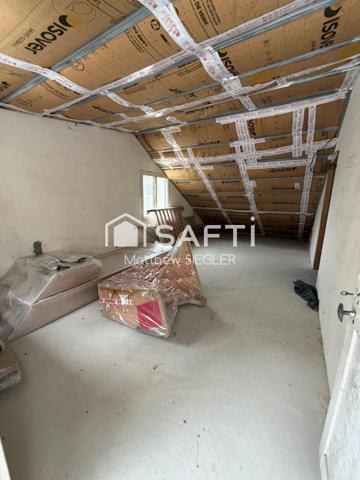Maison de 80 m² avec 2 chambres, dépendance, atelier et 2 garages, dont un de 40 m² : un bien plein de potentiel pour réaliser votre projet.
