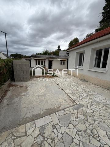 Maison de 80 m² avec 2 chambres, dépendance, atelier et 2 garages, dont un de 40 m² : un bien plein de potentiel pour réaliser votre projet.