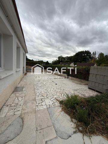 Maison de 80 m² avec 2 chambres, dépendance, atelier et 2 garages, dont un de 40 m² : un bien plein de potentiel pour réaliser votre projet.