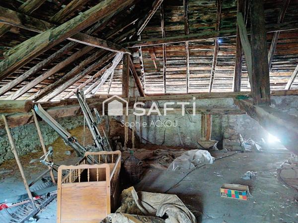 Ancienne bâtisse au coeur du village au potentiel énorme!!