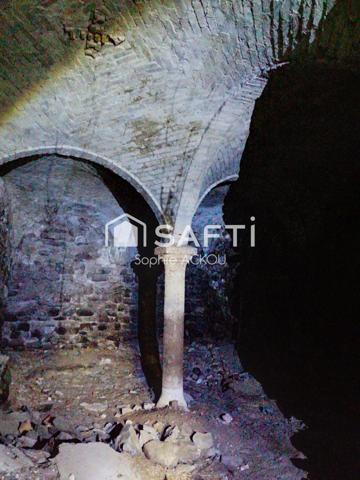 Ancienne bâtisse au coeur du village au potentiel énorme!!