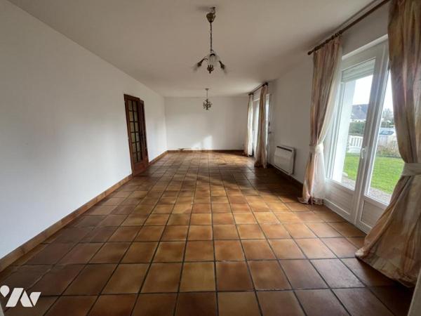 Maison d'habitation construite sur deux niveaux et incluant un studio , garage et terrain de 748 m2