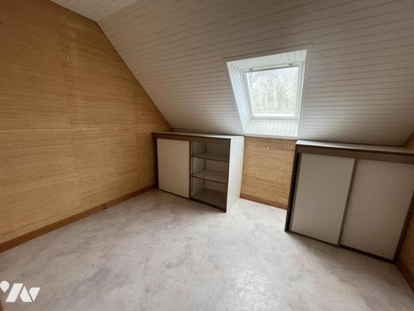 Maison d'habitation construite sur deux niveaux et incluant un studio , garage et terrain de 748 m2