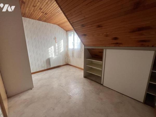 Maison d'habitation construite sur deux niveaux et incluant un studio , garage et terrain de 748 m2