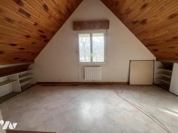 Maison d'habitation construite sur deux niveaux et incluant un studio , garage et terrain de 748 m2