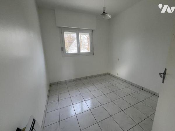 Maison d'habitation construite sur deux niveaux et incluant un studio , garage et terrain de 748 m2