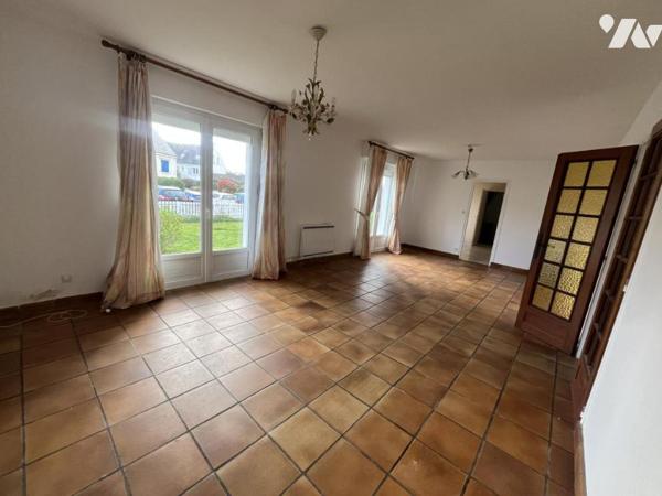 Maison d'habitation construite sur deux niveaux et incluant un studio , garage et terrain de 748 m2