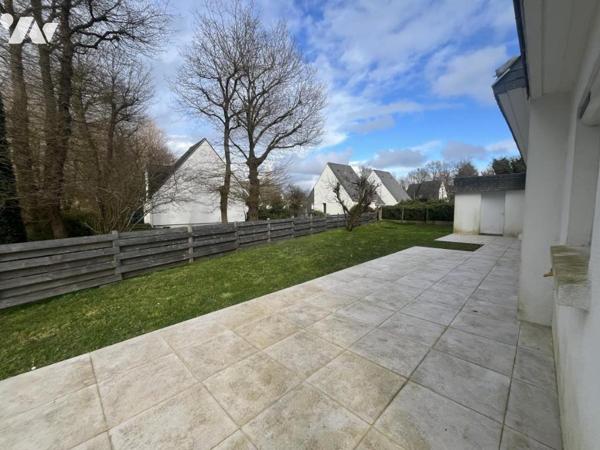 Maison d'habitation construite sur deux niveaux et incluant un studio , garage et terrain de 748 m2