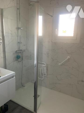 Maison d'habitation construite sur deux niveaux et incluant un studio , garage et terrain de 748 m2