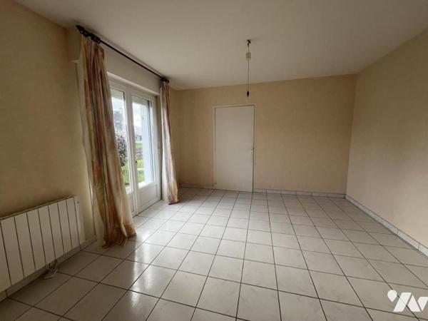 Maison d'habitation construite sur deux niveaux et incluant un studio , garage et terrain de 748 m2