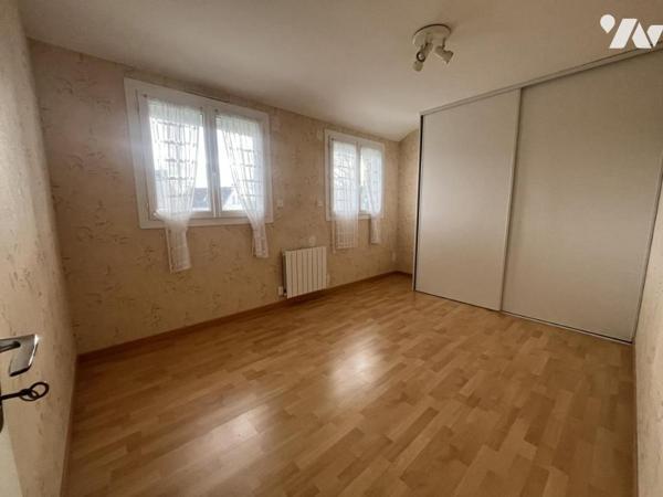 Maison d'habitation construite sur deux niveaux et incluant un studio , garage et terrain de 748 m2