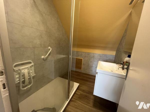 Maison d'habitation construite sur deux niveaux et incluant un studio , garage et terrain de 748 m2