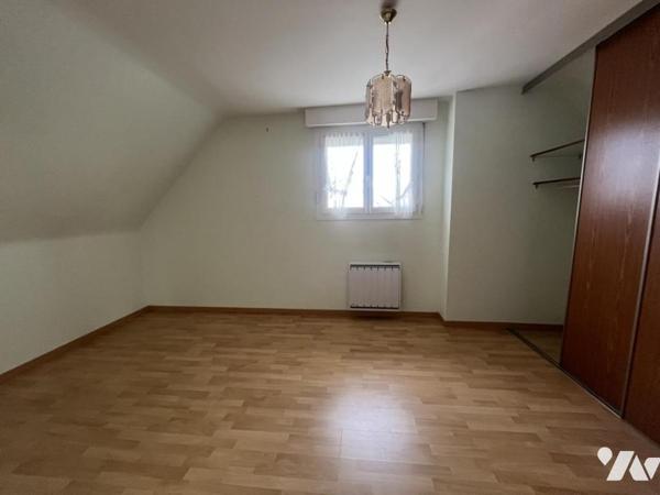 Maison d'habitation construite sur deux niveaux et incluant un studio , garage et terrain de 748 m2