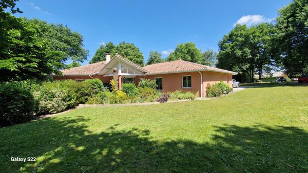 Carcarès-Sainte-Croix (40400) Maison plain-pied 217 m2 - 5 chambres - Piscine - Parc 1,4 hectare - DPE B - Carcares Sainte Croix