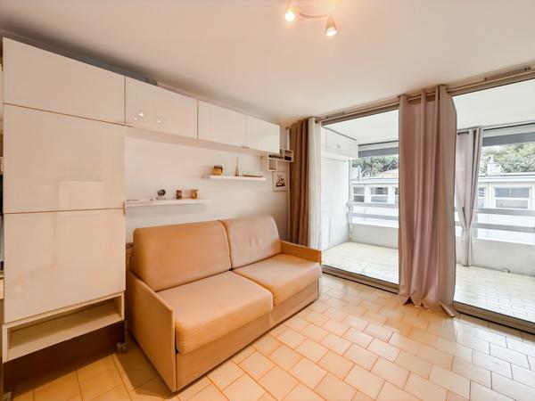 Hyères (83400) STUDIO vendu meublé de 20 m2 - HYERES - LOGGIA - PARKING