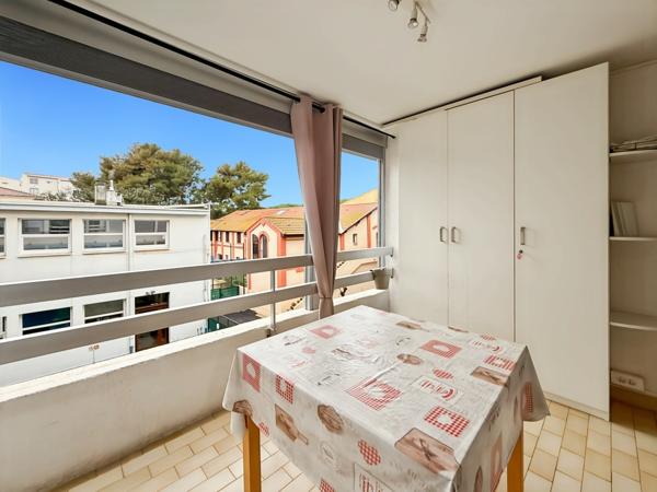 Hyères (83400) STUDIO vendu meublé de 20 m2 - HYERES - LOGGIA - PARKING