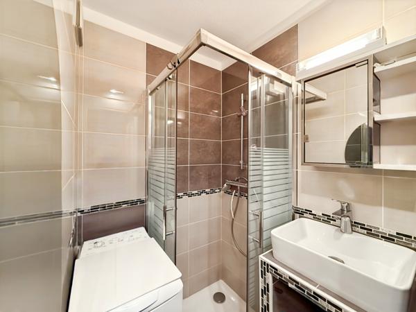 Hyères (83400) STUDIO vendu meublé de 20 m2 - HYERES - LOGGIA - PARKING