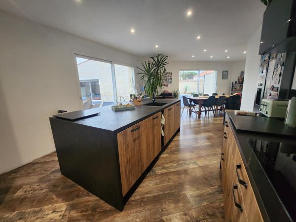 Luçon (85400) Maison en pierre rénovée avec studio indépendant, piscine et grand garage