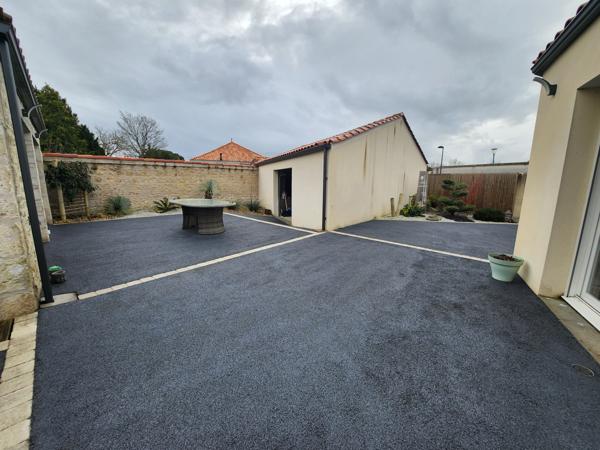 Luçon (85400) Maison en pierre rénovée avec studio indépendant, piscine et grand garage