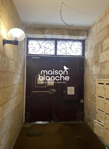 VIEUX BORDEAUX , À DEUX PAS DE LA GROSSE CLOCHE: T2 MEUBLÉ DE 43m2 AVEC DEUX BALCONS!