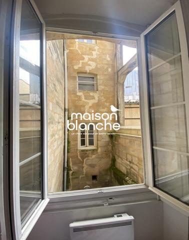 VIEUX BORDEAUX , À DEUX PAS DE LA GROSSE CLOCHE: T2 MEUBLÉ DE 43m2 AVEC DEUX BALCONS!