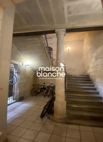 VIEUX BORDEAUX , À DEUX PAS DE LA GROSSE CLOCHE: T2 MEUBLÉ DE 43m2 AVEC DEUX BALCONS!