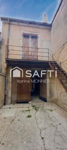 Très proche du centre-ville un appartement, garages et dépendances