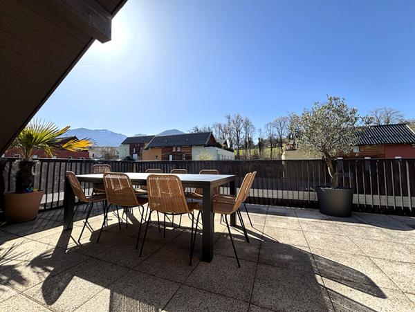 Magnifique duplex en dernier étage avec terrasses, jardin d'agrément et dépendances, entre ville et campagne