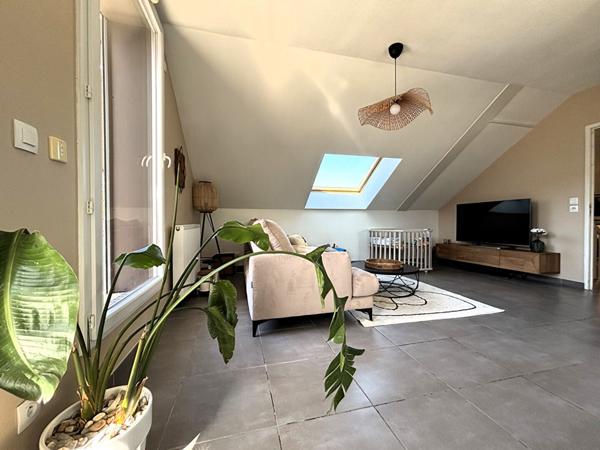 Magnifique duplex en dernier étage avec terrasses, jardin d'agrément et dépendances, entre ville et campagne