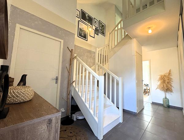 Magnifique duplex en dernier étage avec terrasses, jardin d'agrément et dépendances, entre ville et campagne