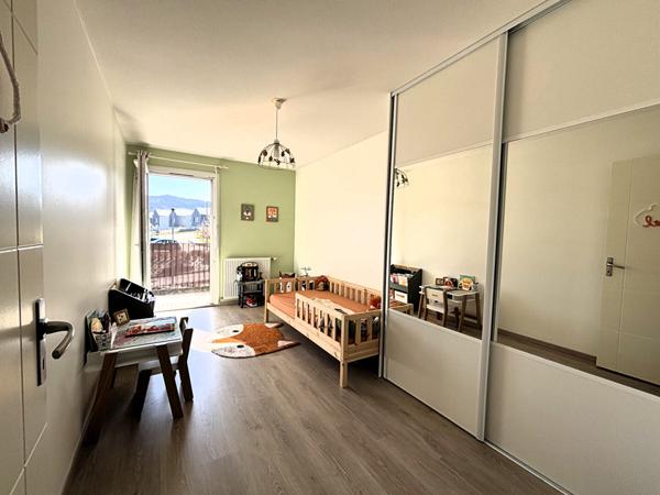 Magnifique duplex en dernier étage avec terrasses, jardin d'agrément et dépendances, entre ville et campagne