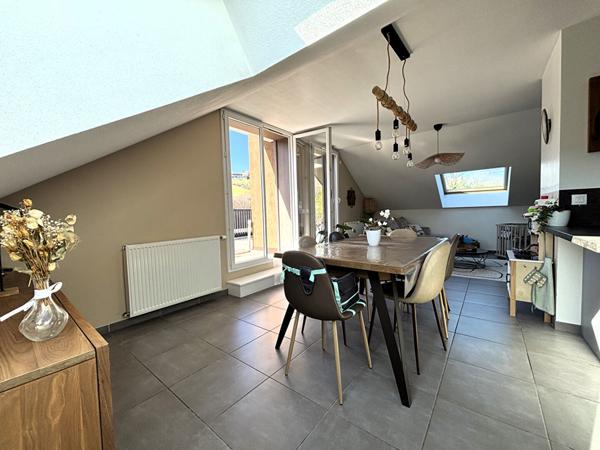 Magnifique duplex en dernier étage avec terrasses, jardin d'agrément et dépendances, entre ville et campagne