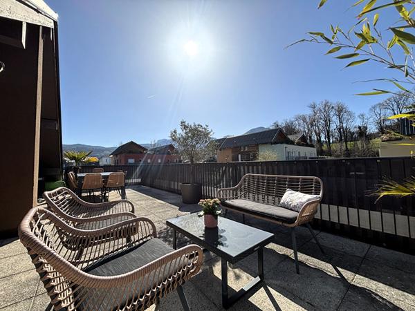 Magnifique duplex en dernier étage avec terrasses, jardin d'agrément et dépendances, entre ville et campagne